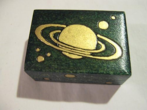 Mala kutija za odlaganje obojena planetama na zlatu, a ostatak kutije je zelena