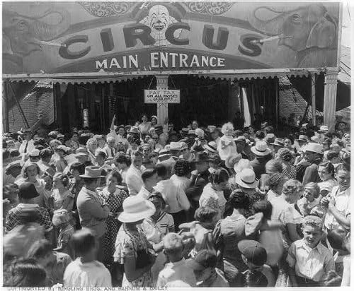 PovijesneFindings Foto: Ringling Brothers, Barnum & Bailey Circus, C1935, glavni ulaz u cirkus, klaunovi